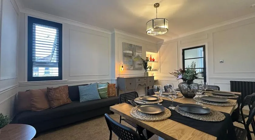 4-bedrooms Clydebank House with 2 bathrooms, separate entrance - Image 1