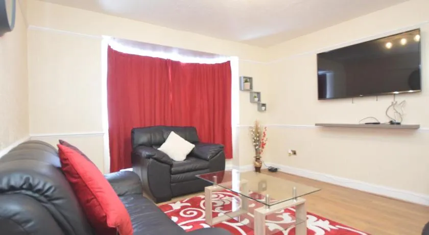Four Bedroom Townhouse 12 Minutes Walk to Excel Exhibition Centre - Image 1
