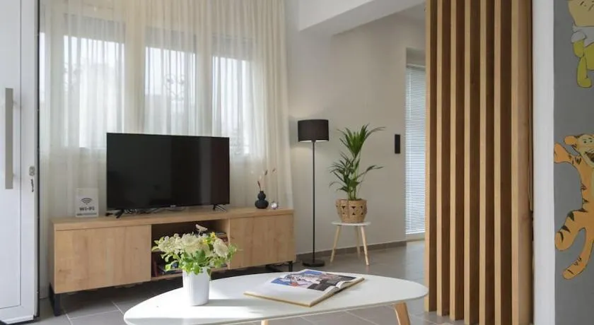 Onar Elegant Beachside Home - Image 1