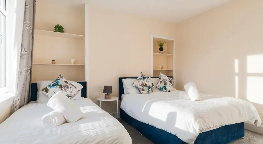 2 Bed Property, sleeps 5, free parking, near city centre - Image 1