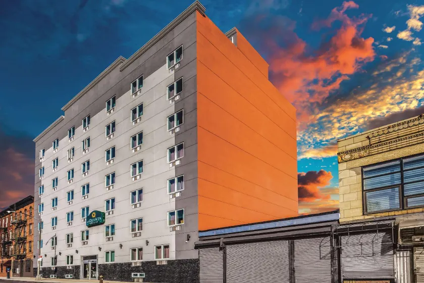 La Quinta Inn & Suites by Wyndham Brooklyn Central - Image 1