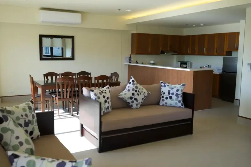 Huge 3 Bedroom/3 Bathroom 157 sqm Luxury Condo - Image 1