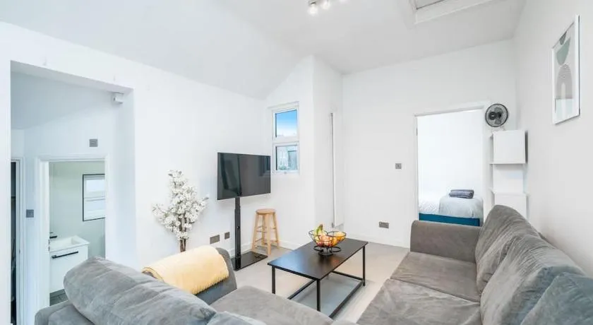 New 3BED Stylish Apartment with Amazing Transport - Image 1