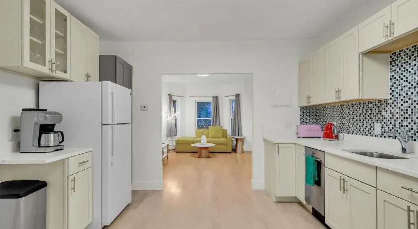 Entire renovated one-bedroom apartment - Image 1