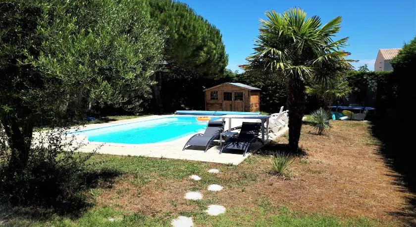 Gîte 3 étoiles 300m plage piscine privée grand jardin - Image 1