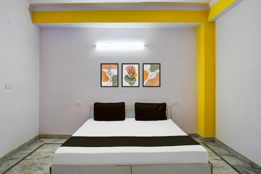 Hotel O Maharaja Hotel Near Vinayak Hospital Galli no. 5 Atta Market - Image 1