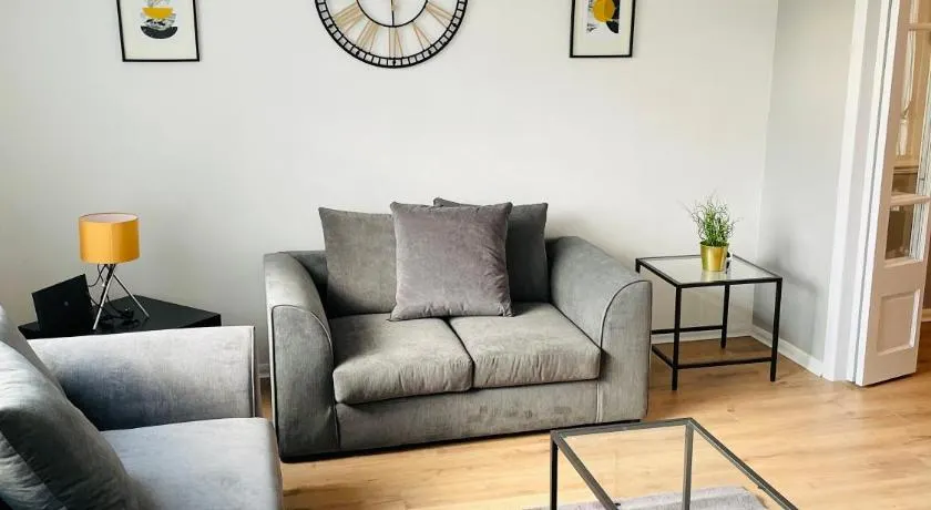 Lovely Modern 3 Bedroom Home with Private Garden & Large Driveway Fits 2 Vans Ideal for Contractors NHS & Long Term Stays Easy Access to M6, Walsall & City Centre - Image 1