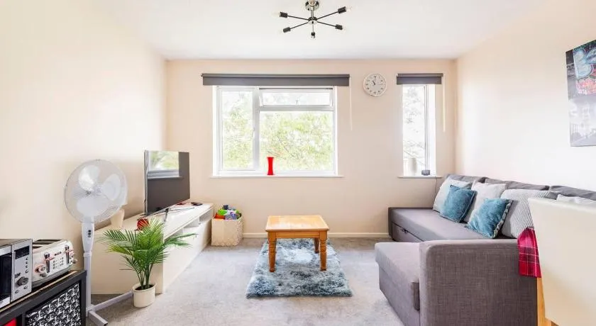 Charming Entire 2-Bedroom House in Milton Keynes - Image 1