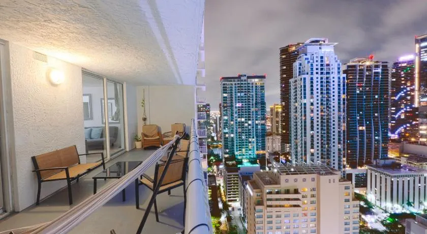 4 bed full condo in Miami with skyline & sea view - Image 1