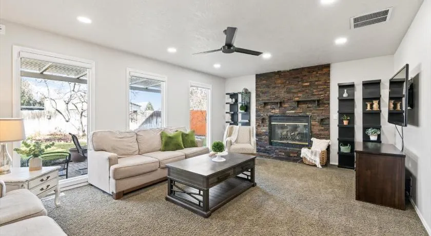 5BR Fire Pit BBQ Sleeps 12 Near Food Shops - Image 1