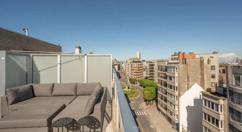 Modern Apartment with Private Rooftop - Image 1