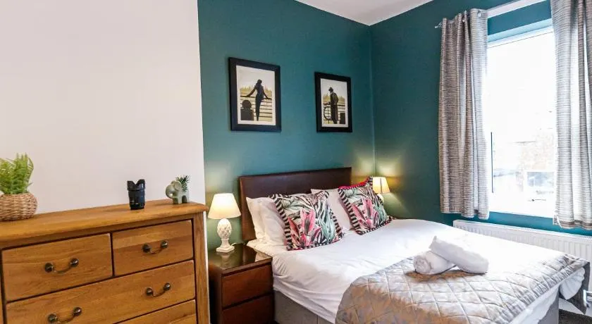 Bright and Well-Kept 3-Bed Property! Free Parking - Image 1