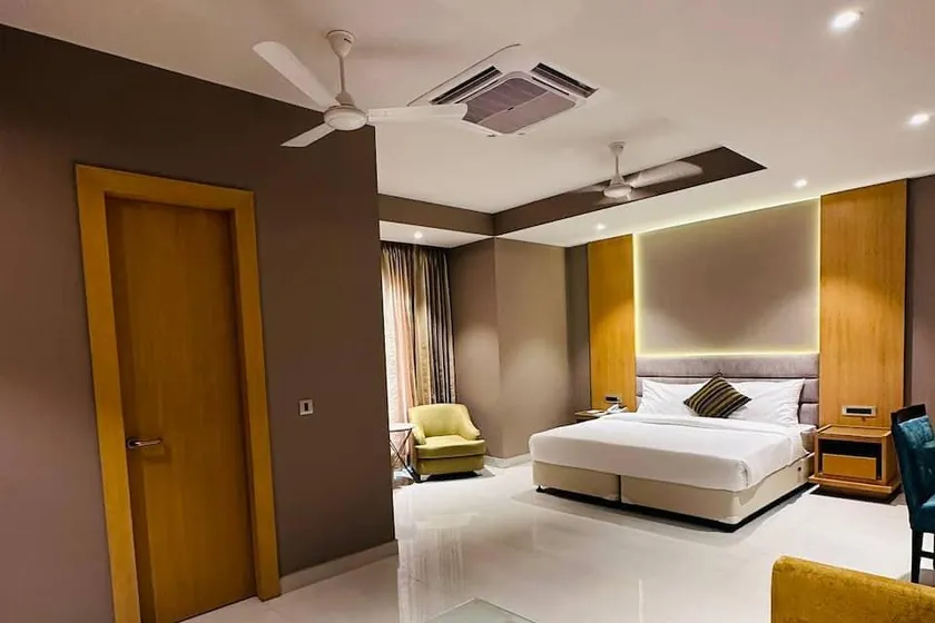 Hotel Rajmahal - Image 1