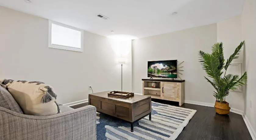 Easy METRO 1 min WALK Basement space Comfy - Image 1