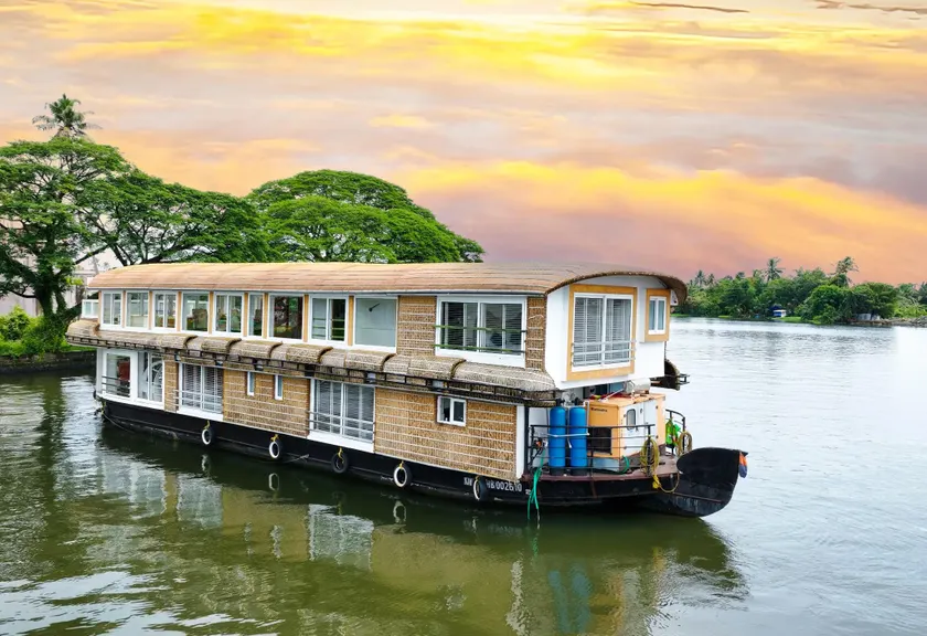 ROYALPALACE HOUSEBOATS ALLEPPEY - Image 1