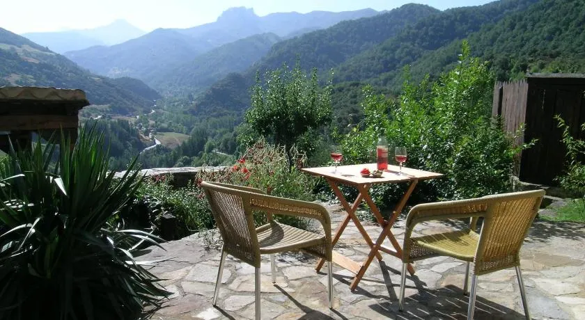 O Olmares Manor House em uma aldeia de montanha nos Picos De Europa - Image 1