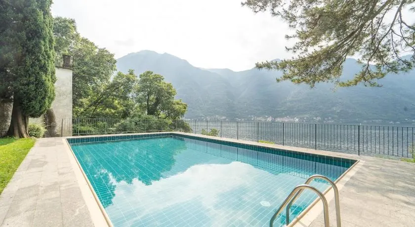 Lakefront apartment with a view, parking and swimming pool - Image 1