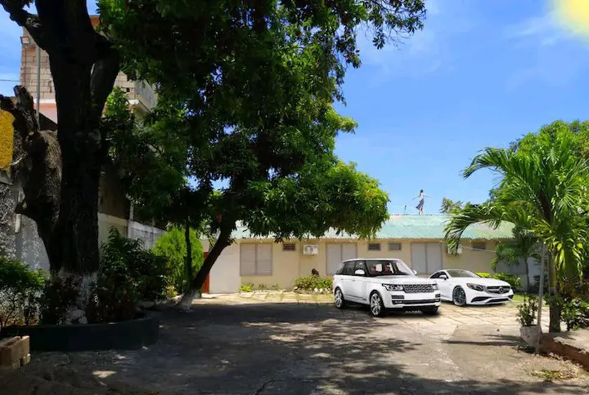 Entire 6-Bedroom Villa Free parking with Fast Wifi - Image 1