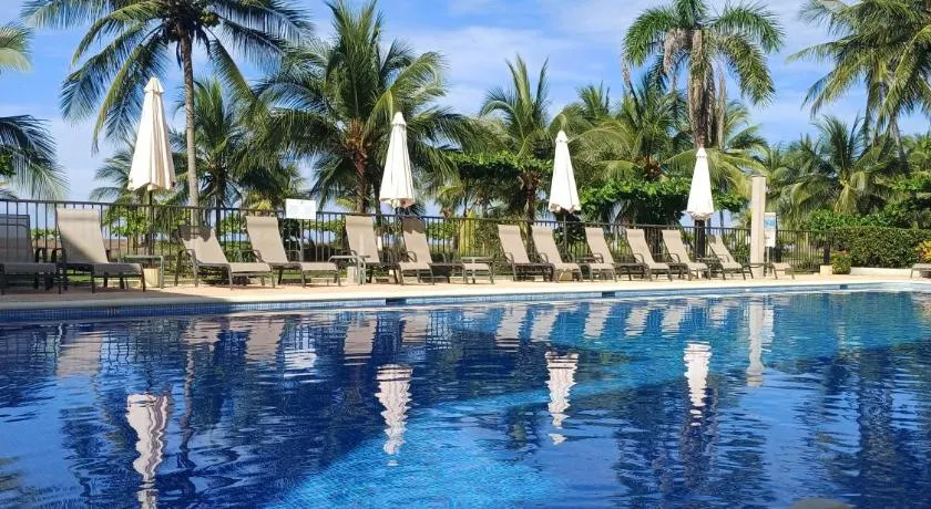 Apartamento de Lujo en Playa Jacó, Frente al Mar, Wifi, AC, Parqueo Privado y Piscinas - Image 1