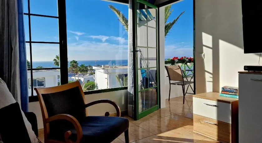 Sunny Corner, delux apartment vista mar and pool - Image 1