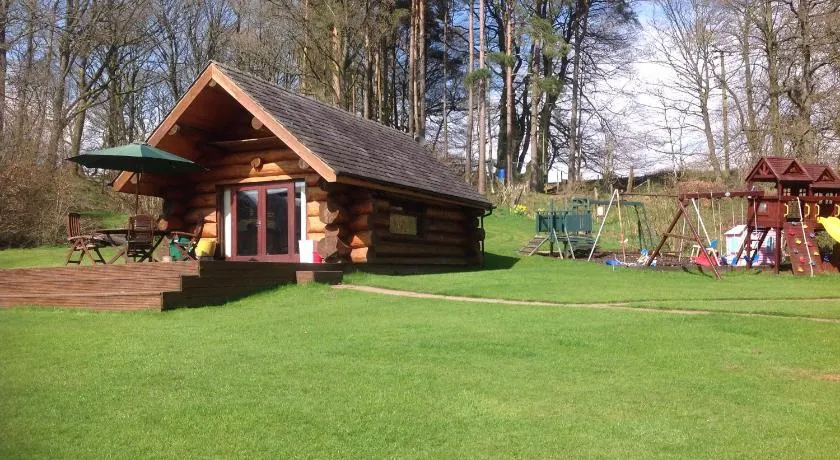 lyne view, log cabin - Image 1