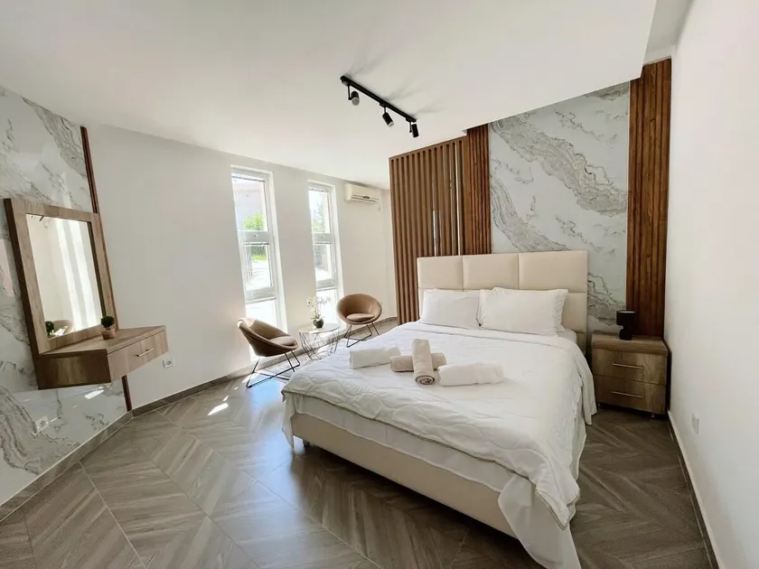 Modern Room with Free Parking - Image 1