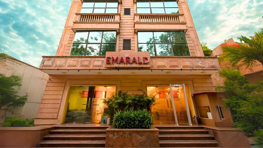 Hotel Emarald - Image 1