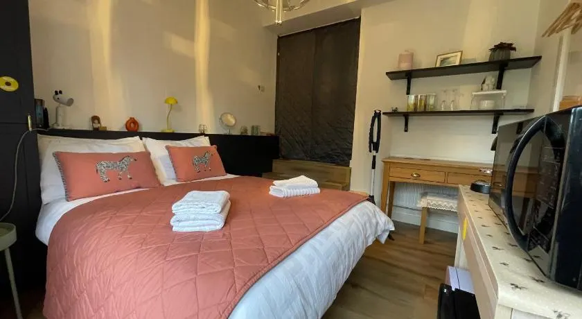 Brand new en-suite double room private entry self-check - Image 1