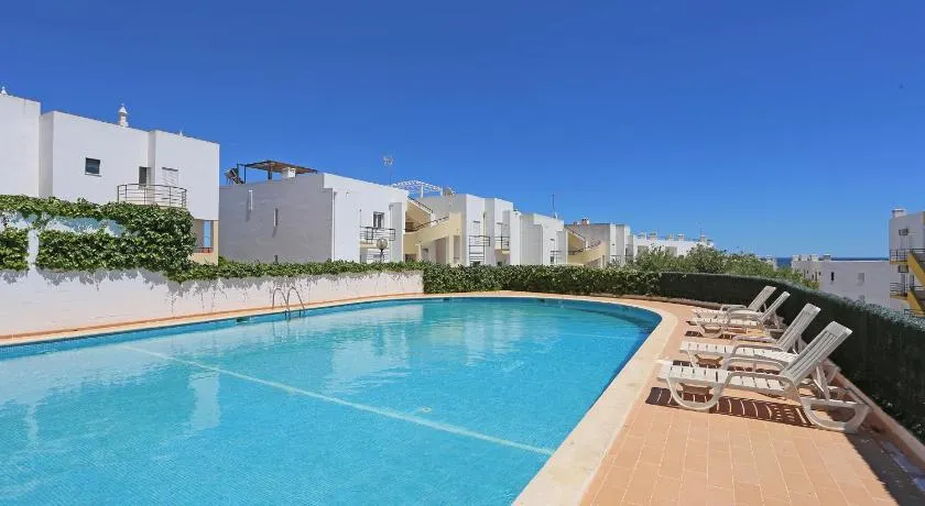 Quinta dos Pinheiros Apartments - Image 1