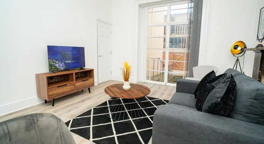 Stylish Flat with Terrace in Cheltenham Centre - Image 1