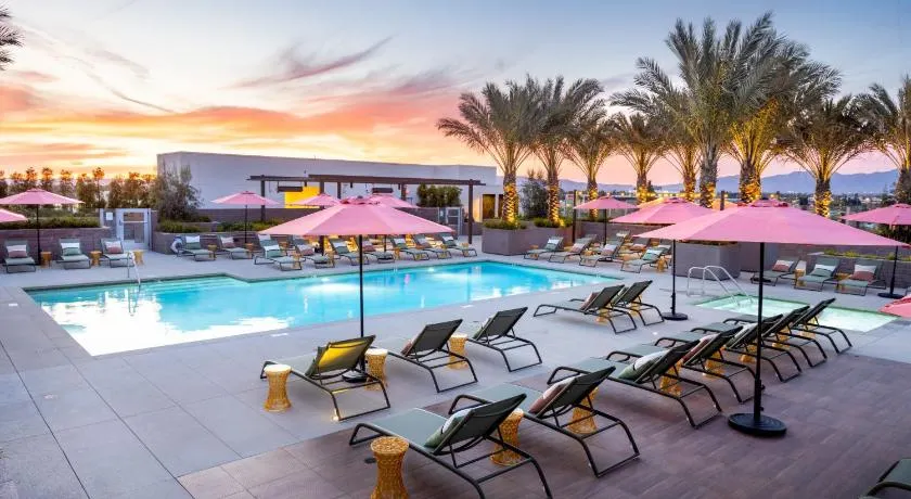 Heart of North Hollywood 2 bed Apt FREE parking, hot tub, pool, gym - Image 1