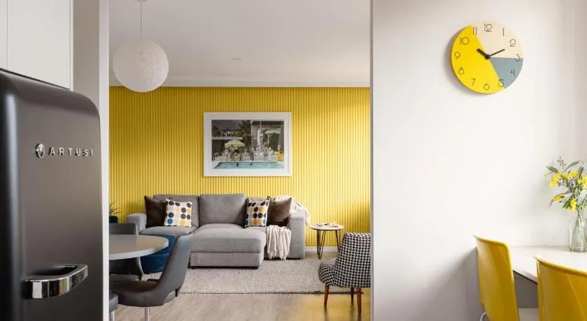 Trendy Elwood Apartment - Image 1