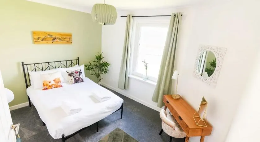 Stylish Apartment with Free Parking Near City and Bus Links - Image 1