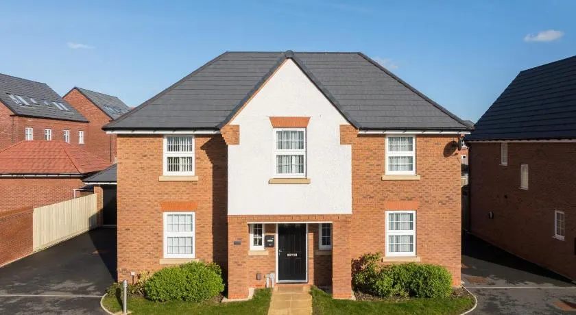 4 Bed Business Stay in Warwick Office & Garden - Image 1