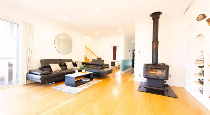Spacious 5BR House Fireplace Garden Retreat - Image 1