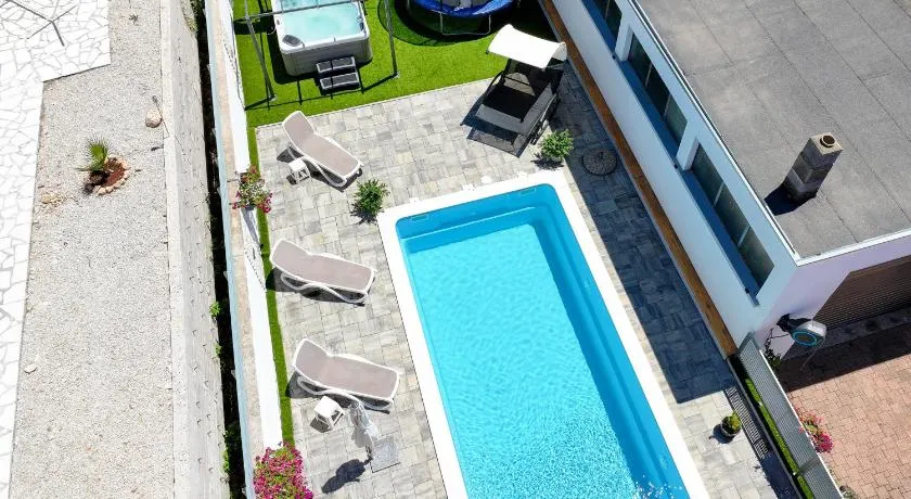 ANAI Serenity apartment , private heated pool and Hot Tub - Image 1