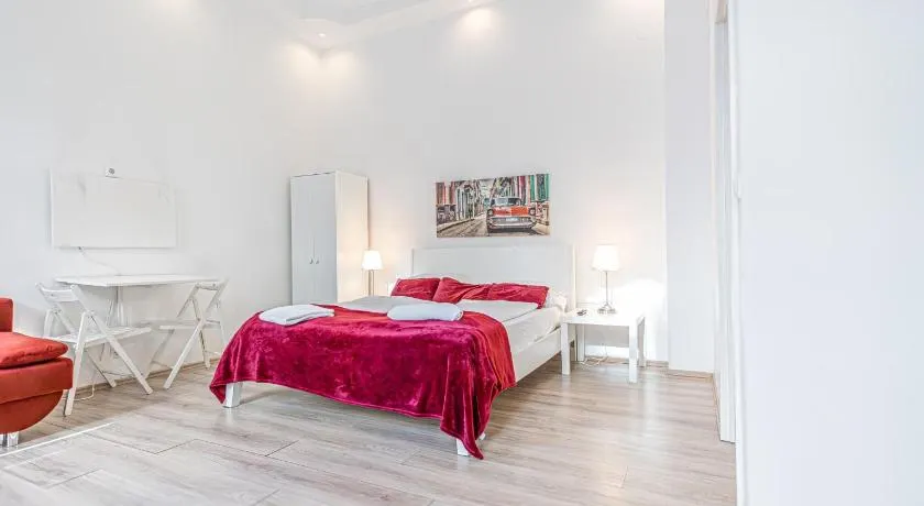 Affordable Apartment 6 Minutes from Lugner City Sleeps 3 - Image 1