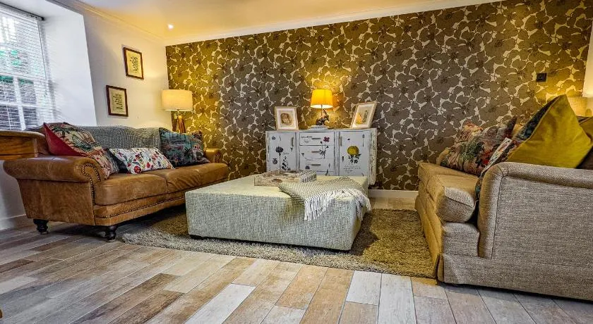 Beautiful Listed Flat with Private Garden, Birnam - Image 1