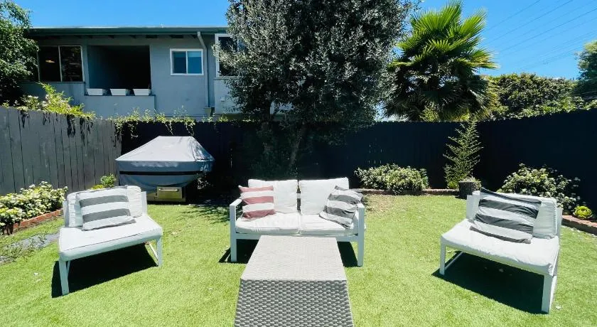 Dreamy Farmhouse in Studio City - Image 1