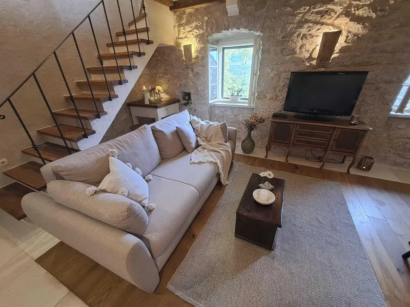 Authentic Stone House Lola - Image 1