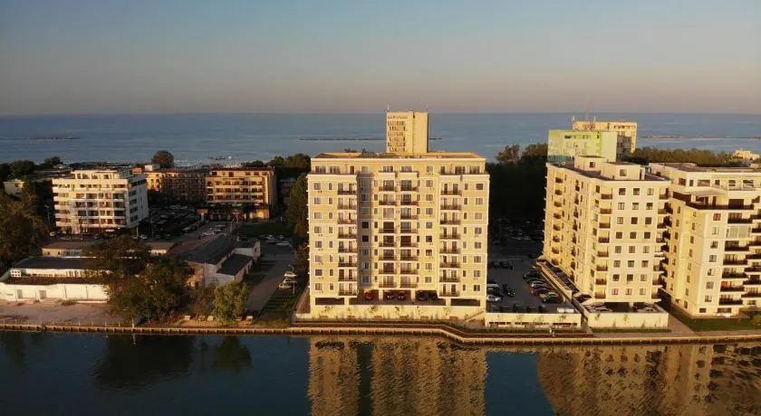 Evy Deluxe Apartment - Image 1