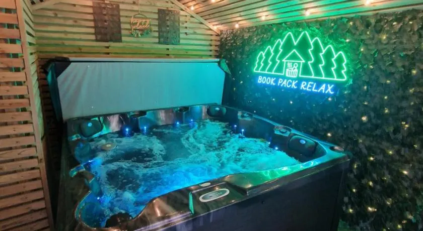 Townhouse - 6 Bed Hot Tub House - Image 1