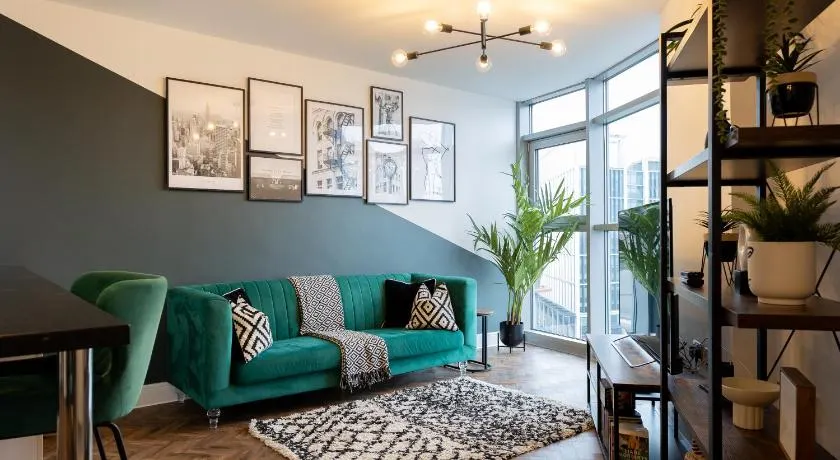 Trendy city centre apartment with free parking - Image 1