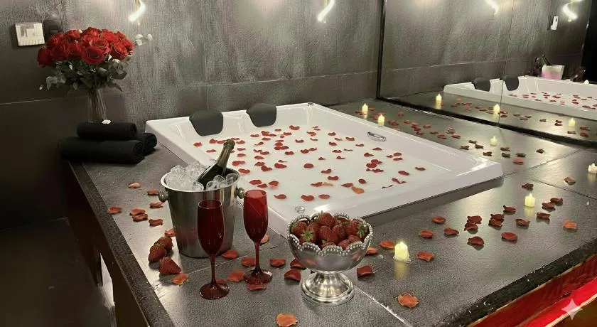 Suíte Romântica com Jacuzzi Privativa Aquecida 8 min Praia - Balneário Camboriú - Image 1