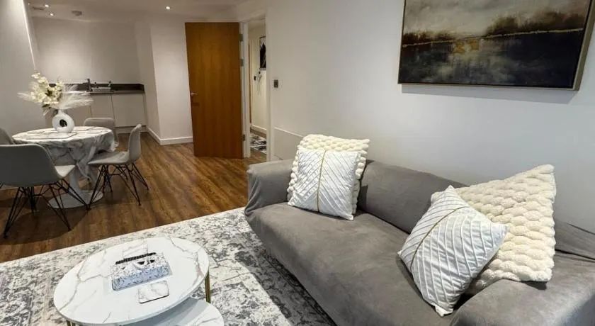 Stylish 2-Bed Apartment by Manchester City Cente - Image 1