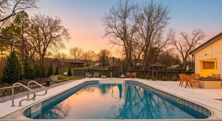 Luxe 3000sqft Heated Pool Oasis in Kansas City - Image 1