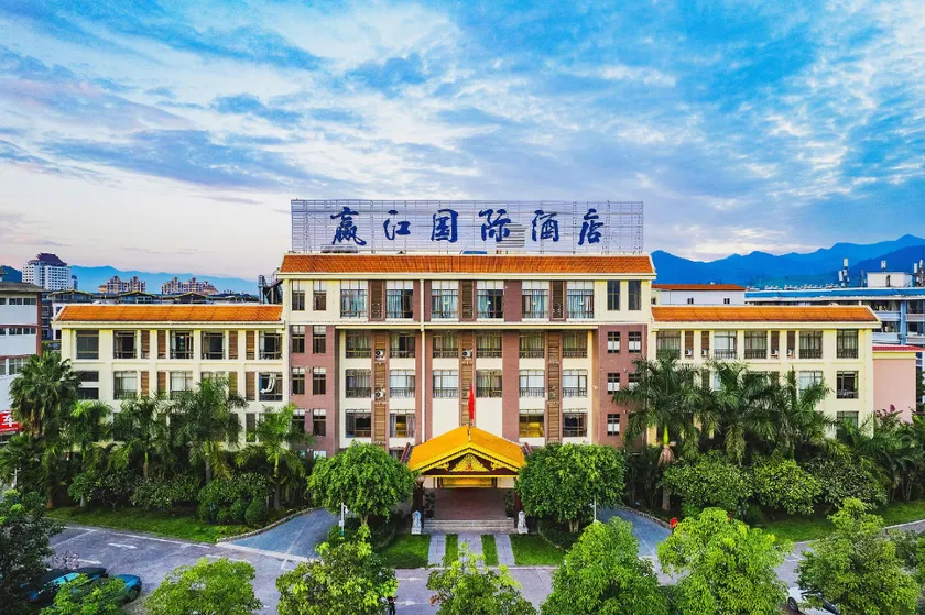 Jinggu Yingjiang International Hotel - Image 1