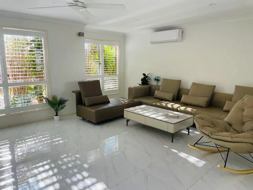 Carindale family home, private pool, leisure accommodation - Image 1