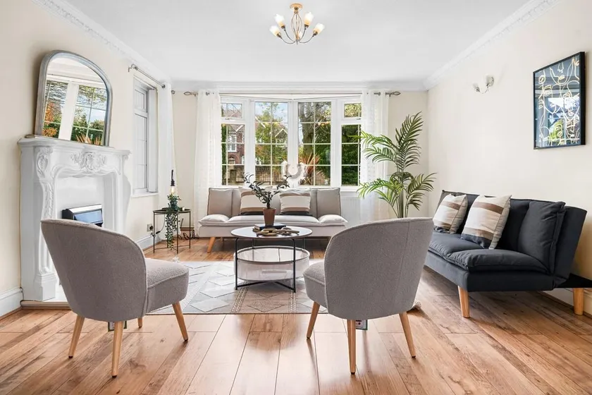 Charming 5BR Home with Garden & Parking - Image 1