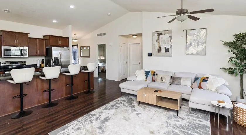 Spacious Family Getaway in Des Moines - Image 1